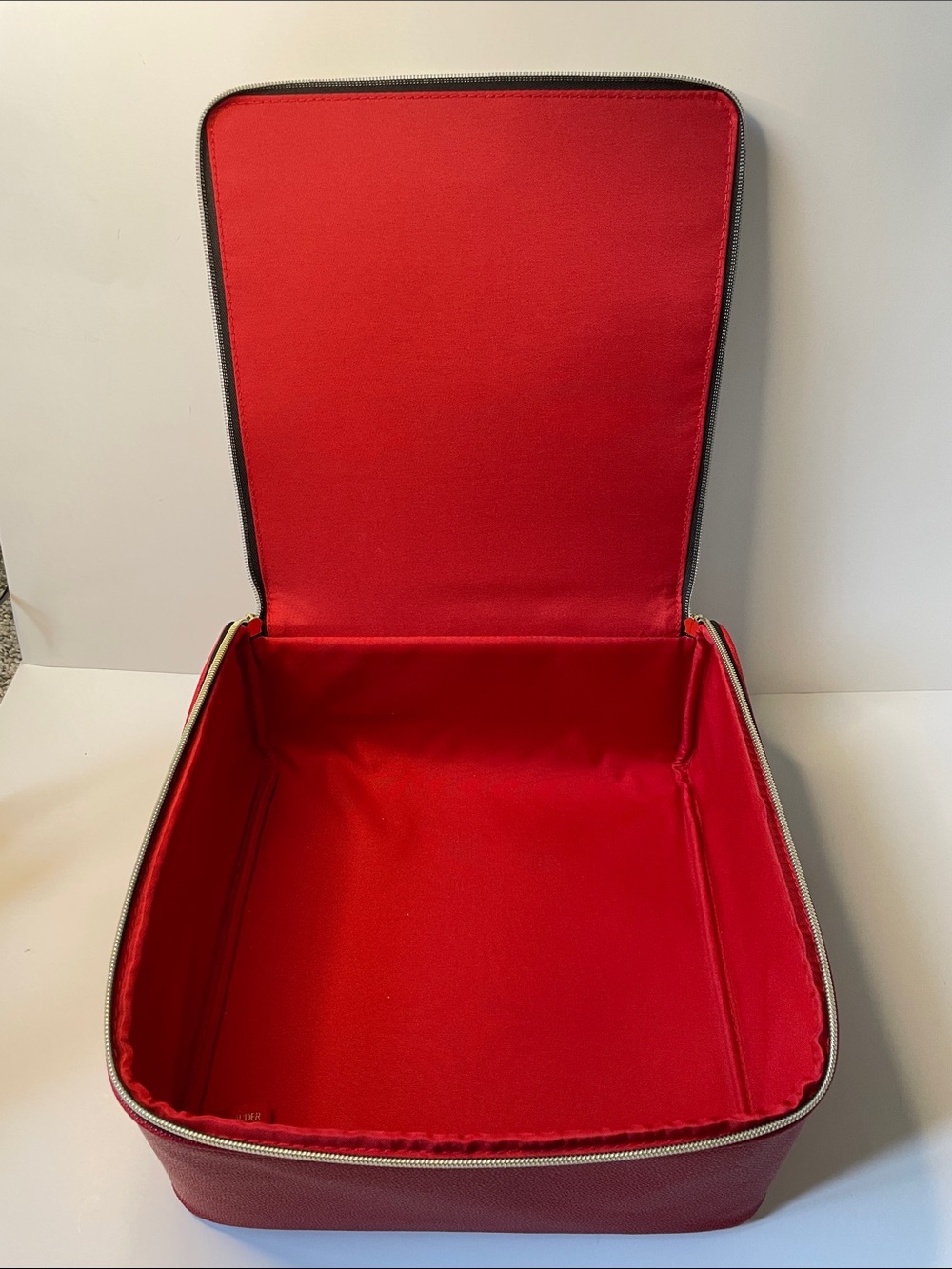 NWOT ESTĒE LAUDER Red Structured Travel Cosmetic Case. - Picture 5 of 9